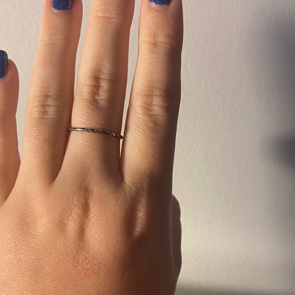 Silver tone speckled band ring 🎲
